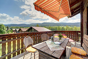 großer Balkon mit Seeblick - Feriendorf Bayerwald